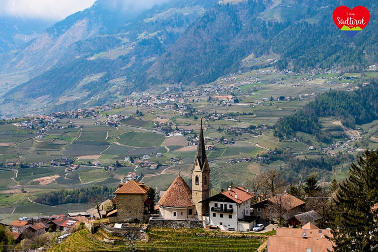 Blick-von-Schenna-auf-Dorf-Tirol