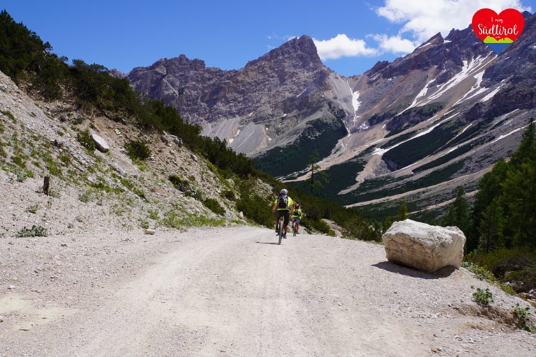 Auf dem Rückweg mit dem E-Bike von der Lavarellahütte