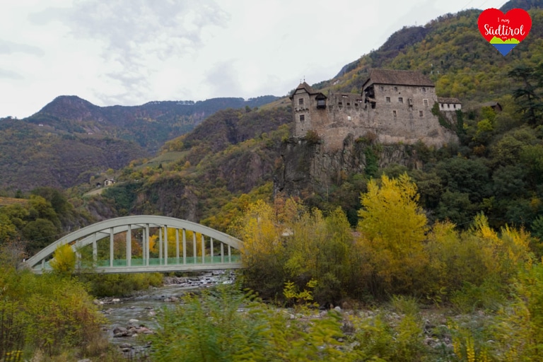 stadt-bozen-runkelstein-schloss-mit-brücke